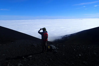 【混雑回避】宝永火口を巡るプリンスルートで目指す剣ヶ峰！ガイド同行 富士登山ツアー2日間（新宿7:30発）