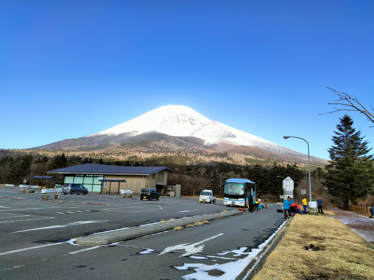 【新宿出發】銀白富士山巍峨聳立眼前！冬季「輕登山・微登富士」絕景健行（含全套專業登山裝備免費租借）