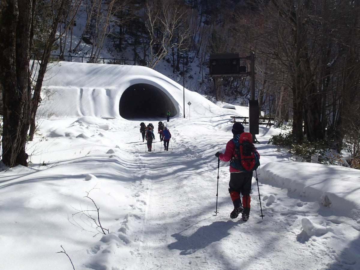 【新宿出发·2天1晚】冬季上高地雪地徒步！探访车辆禁入的静谧银白秘境｜雄伟穗高连峰与大正池绝景（含14件专业雪山装备免费租赁）