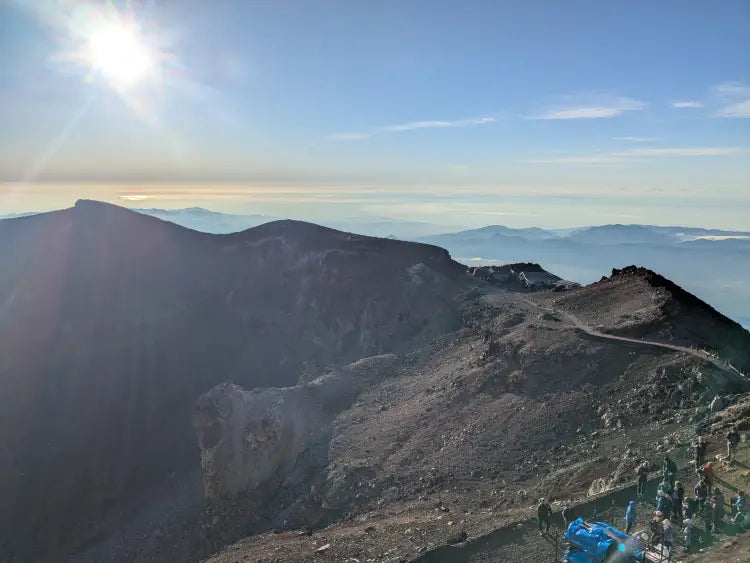 【体力不安な方へ】初日の歩行距離を最短に！元祖七合目泊でゆっくり高度順応 ガイド同行 富士登山ツアー2日間（新宿8:45／羽田空港9:45発）