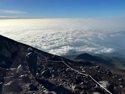 【新宿8:45／羽田空港9:45発】北海道・九州など全国から当日集合OK！プリンスルート＆砂走館泊で身軽に剣ヶ峰へ！ガイド同行 富士登山ツアー2日間