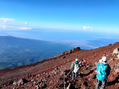 【新宿8:45／羽田空港9:45発】北海道・九州など全国から当日集合OK！プリンスルート＆砂走館泊で身軽に剣ヶ峰へ！ガイド同行 富士登山ツアー2日間